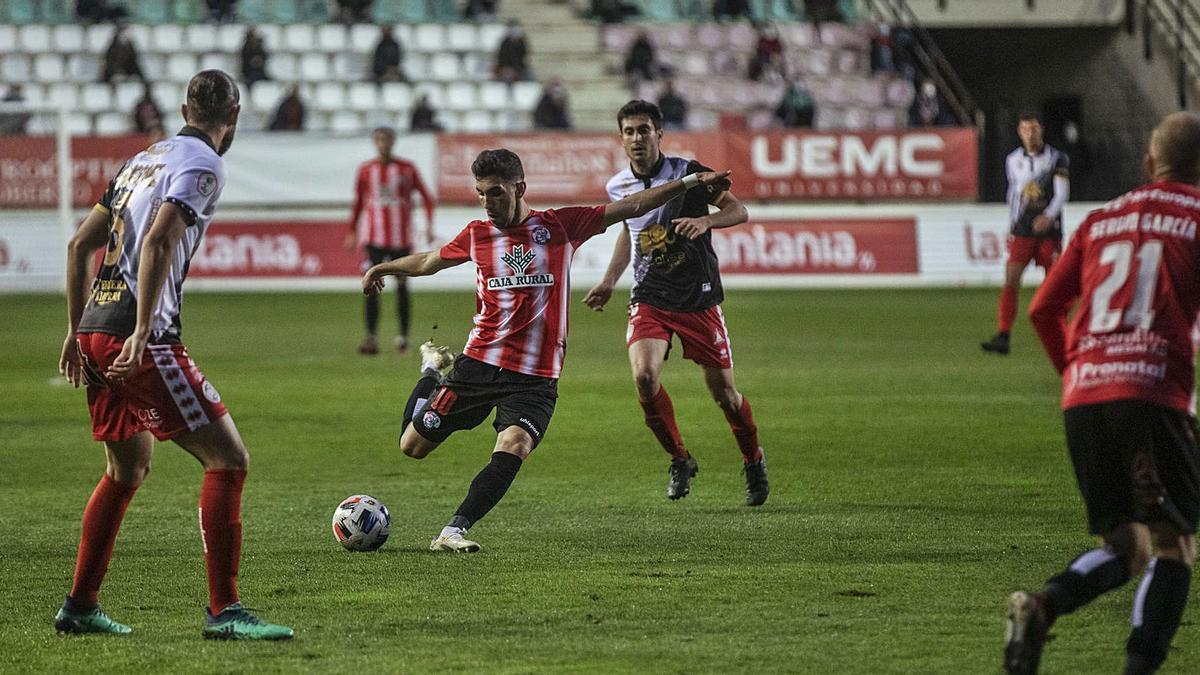 Carlos Ramos, a punto de golpear el esférico, en el partido de ida ante Unionistas. | Emilio Fraile