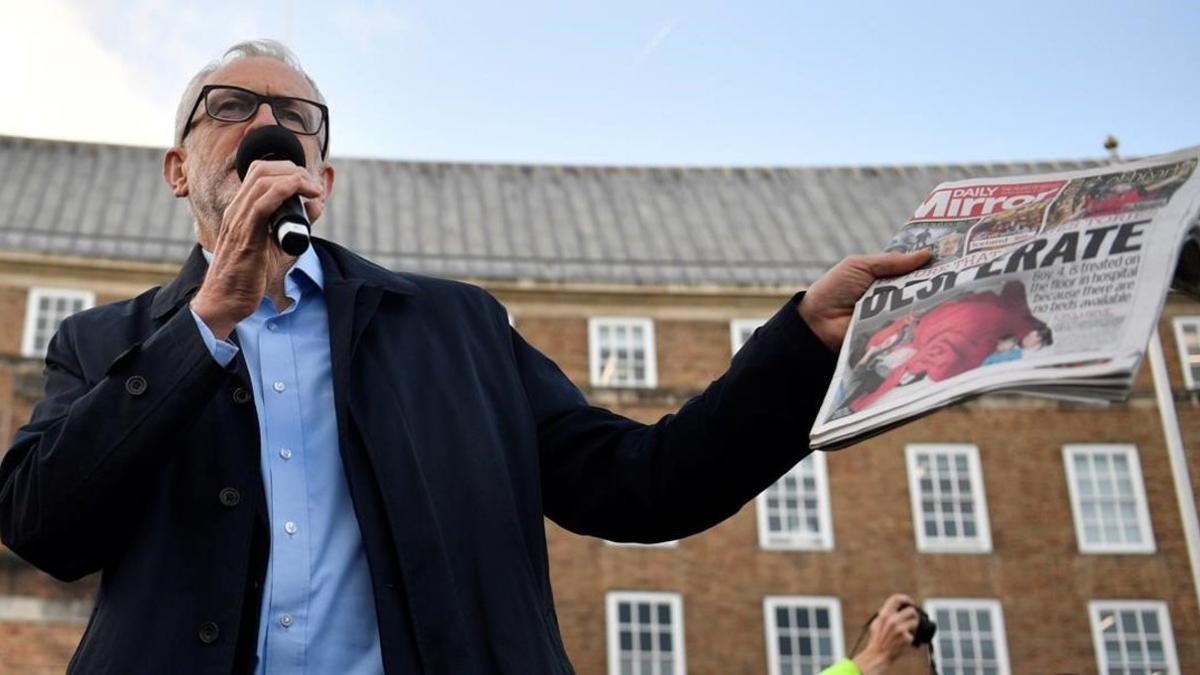 Jeremy Corbyn muestra la foto del niño enfermo en un acto electoral en Bristol.