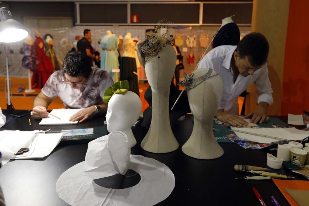 Mónica Oltra visita el puesto de la Escola d'Indumentària Tradicional Cànem en la Feria Fiesta y Boda