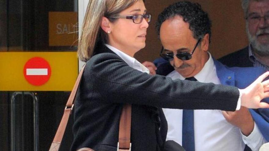 El padre acusado, con gafas de sol, entre su abogada y el psiquiatra Eduardo Fernández.