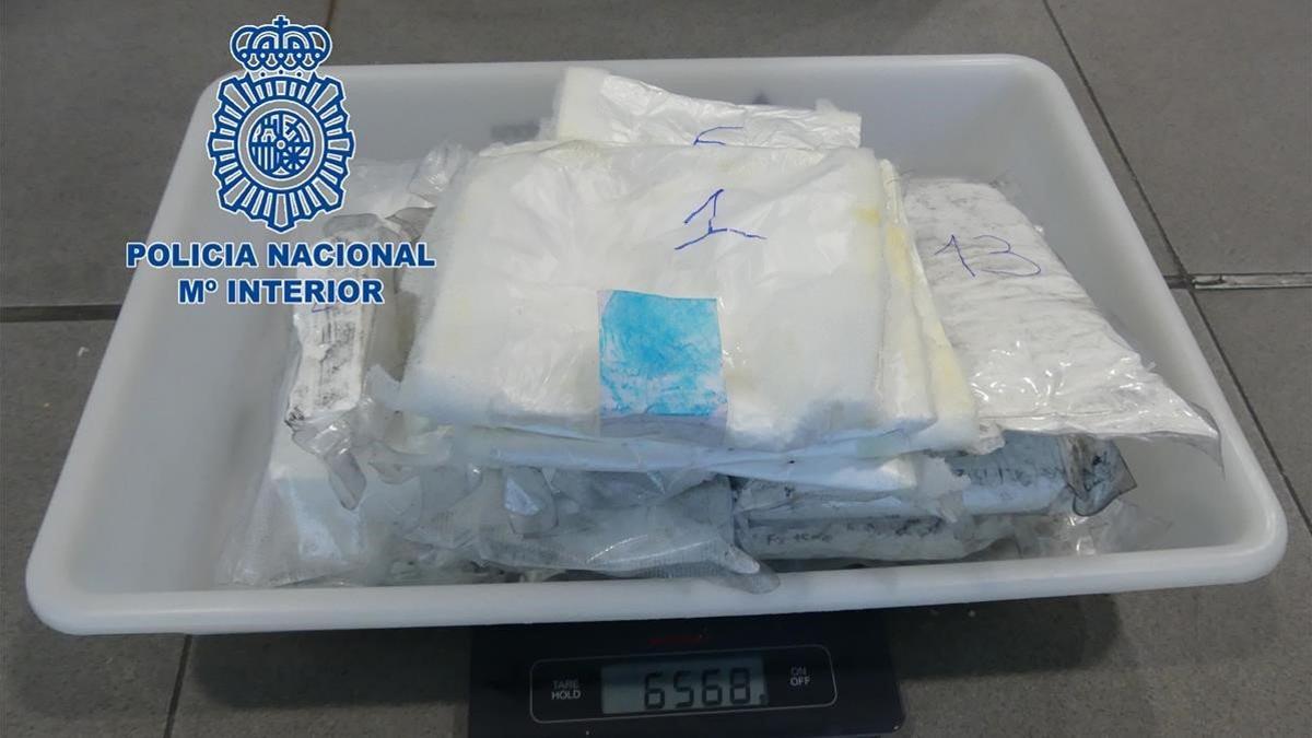 Detenido en el Aeropuerto del Prat un hombre que viajaba con seis kilos y medio de cocaína