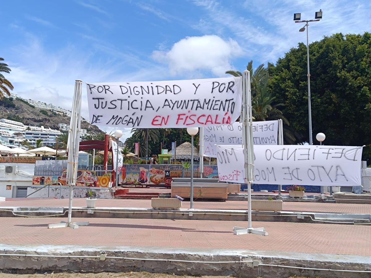 Pancartas contra el cierre del restaurate El Pirata de Puerto Rico