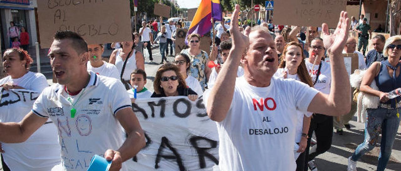 Cabecera de la manifestación a su paso por la zona peatonal de la avenida de Canarias, en Vecindario.