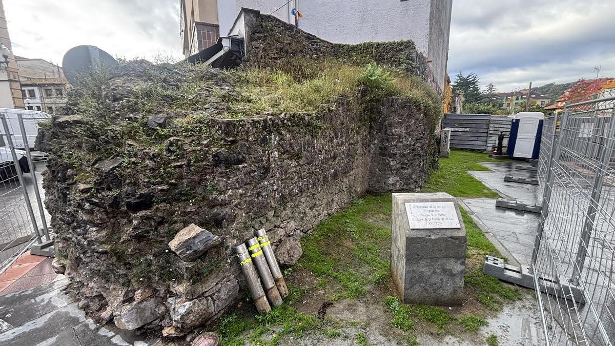 El lienzo de la muralla, ya vallado para la actuación.