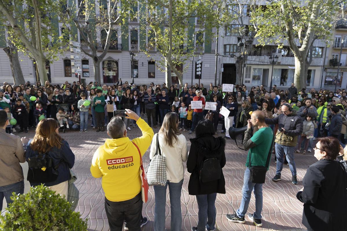La concentración de apoyo a la huelga educativa en Xàtiva, en imágenes La concentración de apoyo a la huelga educativa en Xàtiva, en imágenes