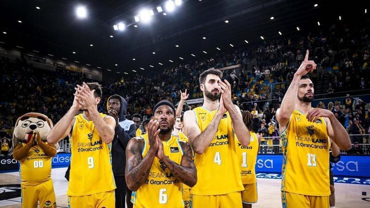 Los jugadores del Granca agradecen el apoyo de la afición tras el partido ante el Real Madrid.