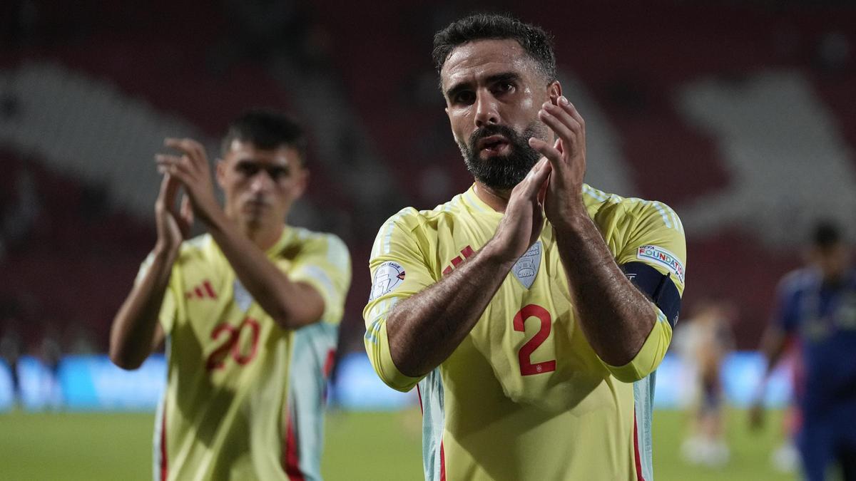 Carvajal y Pedri, en el Serbia-España de la Nations League disputado en Belgrado.