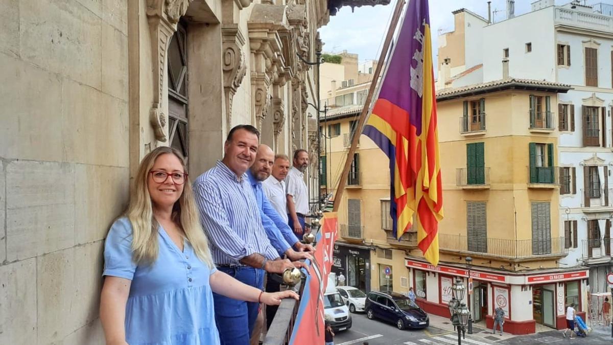 Ayer se colgó en el balcón de Cort la pancarta de la Semana Europea de la Movilidad Sostenible