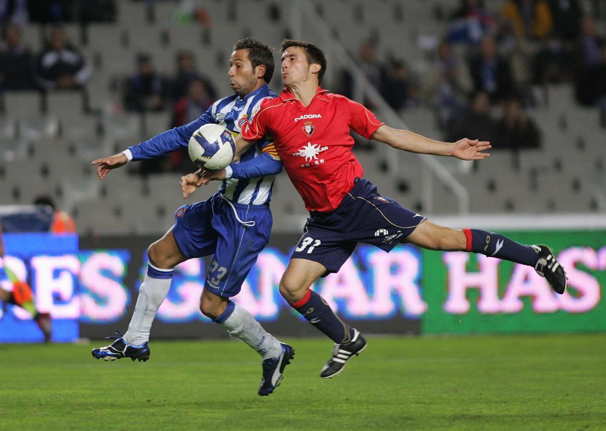 Oier Sanjurjo disputa un balón con Raúl Tamudo en un Espanyol-Osasuna de 2008.