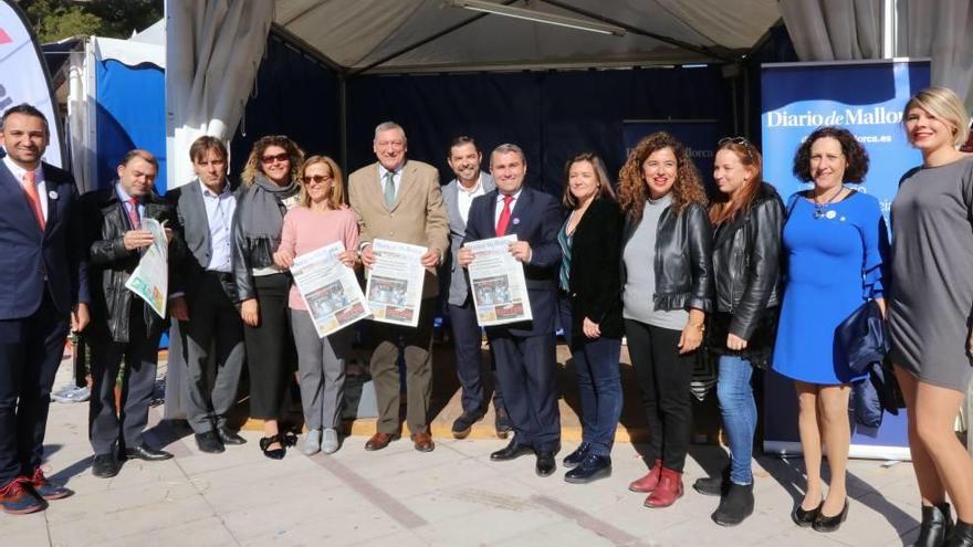 Momento en el que la comitiva oficial de políticos visita el estand de este diario.