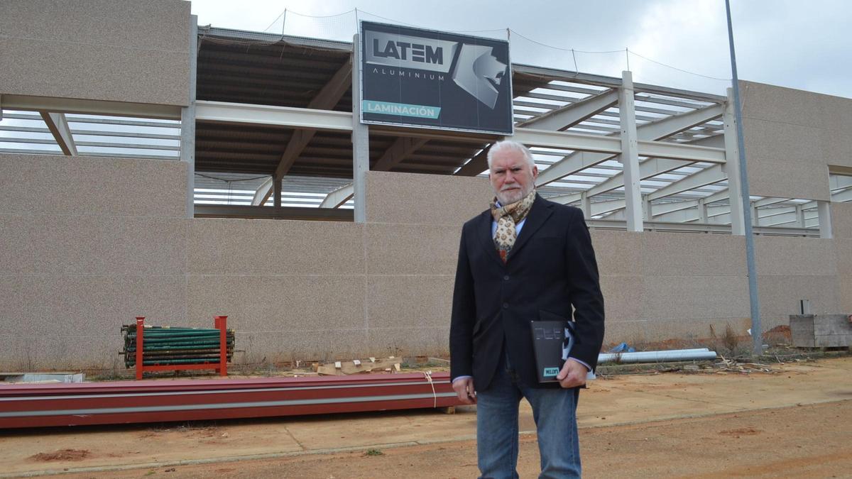 Macario Fernández, presidente ejecutivo de Latem Aluminium, durante su visita a las obras que se realizan en el polígono de San Román del Valle. | E. P.