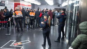 Macrodispositivo de los Mossos junto a la seguridad de TMB en el metro de Barcelona