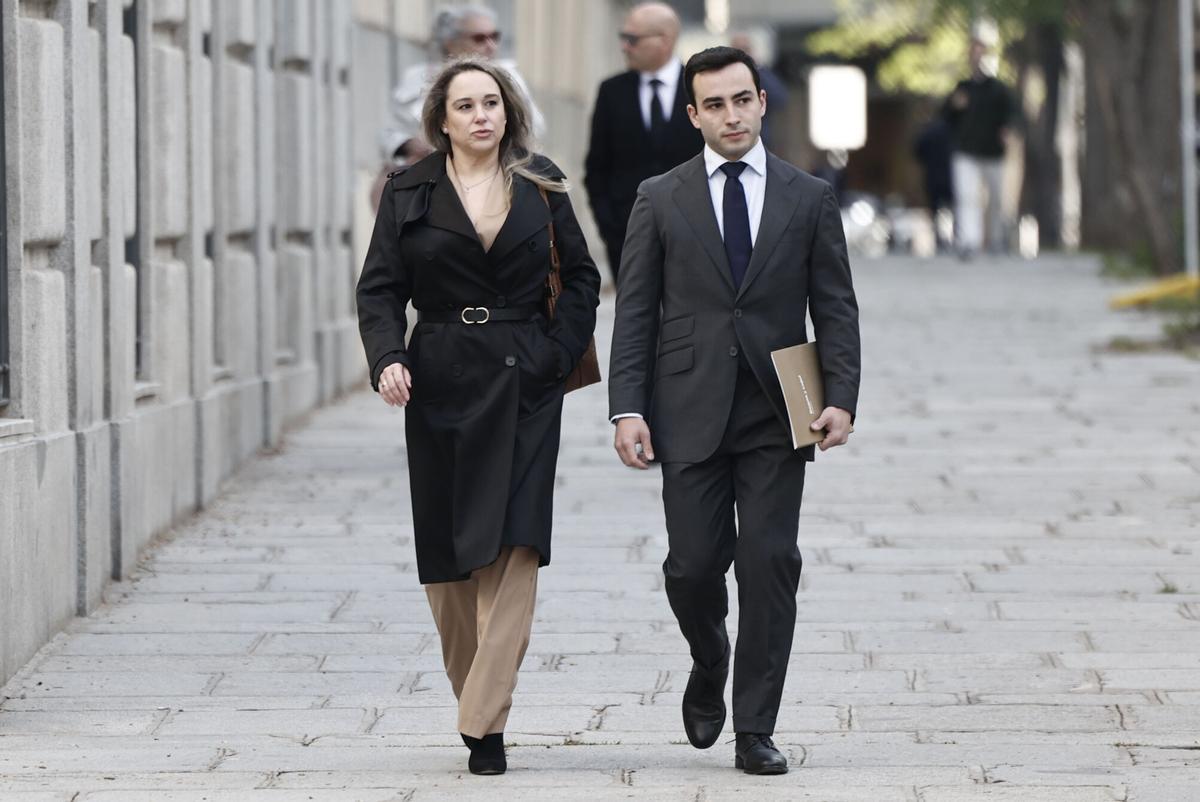 MADRID , 09/04/2026.- Leonor González Pano (i), hija de Carmen Pano, a su llegada este jueves al Tribunal Supremo donde prosigue el juicio a Ábalos, Koldo y Víctor de Aldama por el caso de las mascarillas, una presunta trama de corrupción para lucrarse con material sanitario durante la pandemia, con la declaración de testigos como Carmen Pano, quien afirma haber llevado sobres con dinero en efectivo a la sede del PSOE. EFE/Sergio Pérez