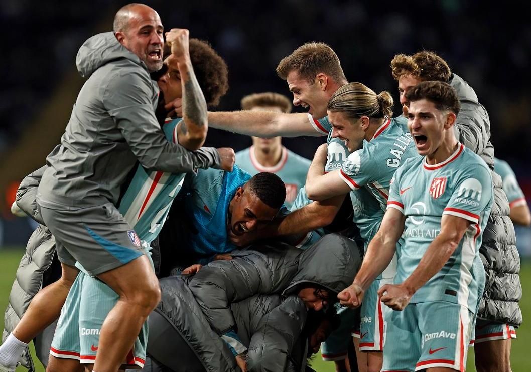 Los jugadores del Atlético celebran el gol de Sorloth ante el Barcelona.