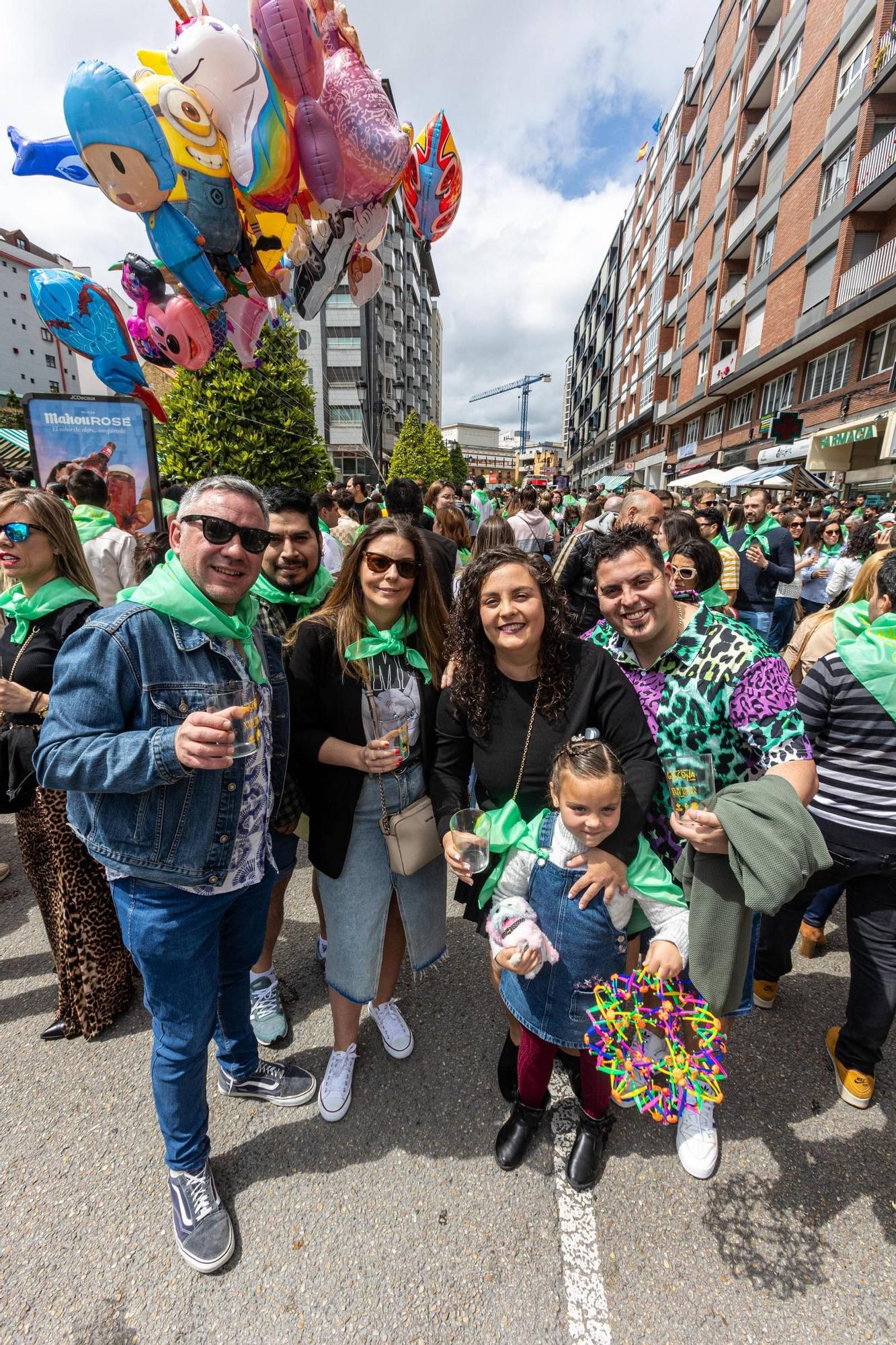 EN IMÁGENES: El buen tiempo y el oviedismo maridan una preba de la sidra multitudinaria en Gascona