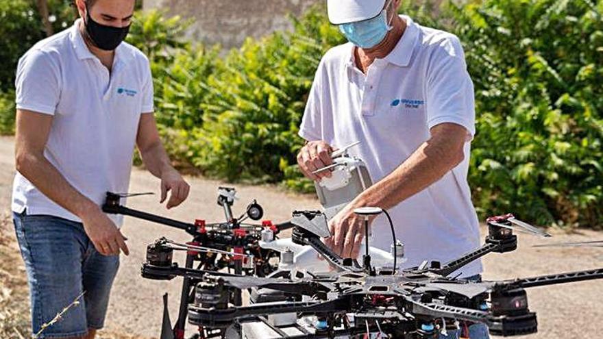 Dos técnicos con unos drones.