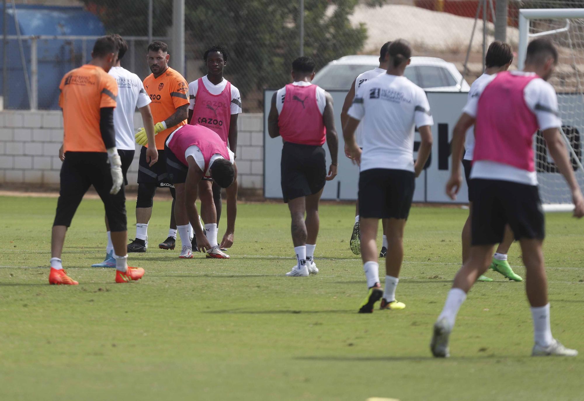 Entrenamiento del Valencia con Herrerín