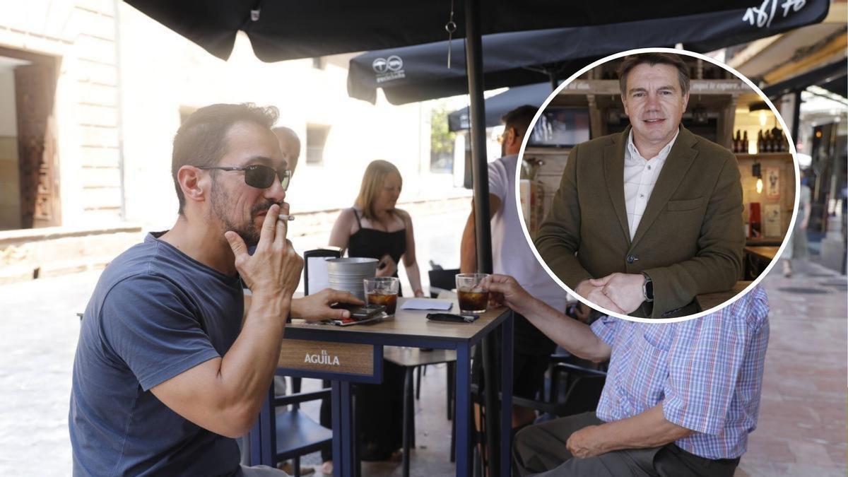 Un hombre fuma en una terraza de Oviedo; en el círculo, José Luis Álvarez Almeida