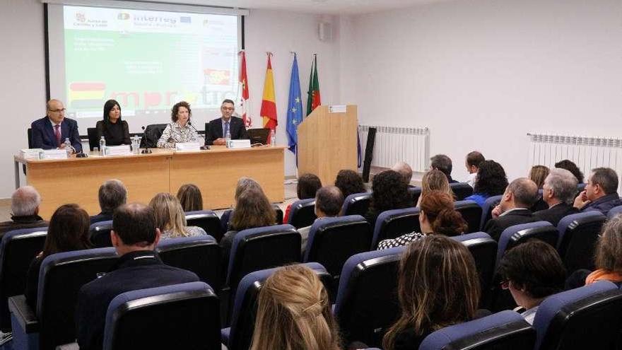 La directora general de Equidad Educativa, Mª Pilar González, toma la palabra durante la jornada.