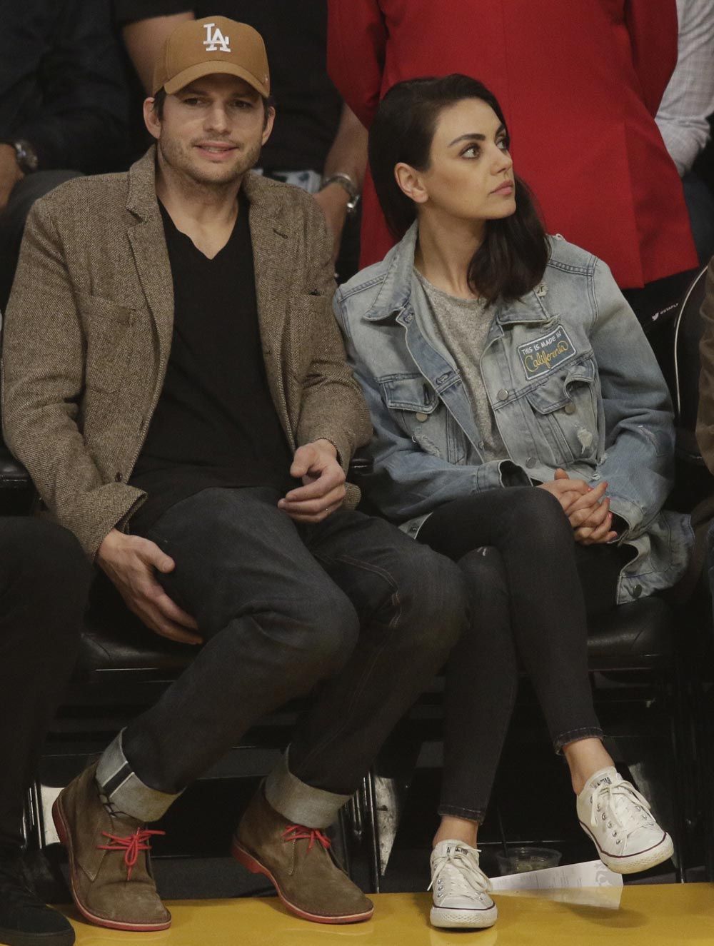 Ashton Kutcher y Mila Kunis, en primera fila para ver el partido entre los Lakers y los Philadelphia 76ers