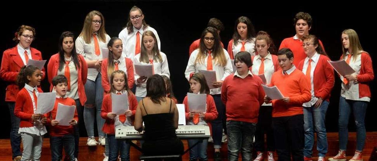 El coro Clave de Sol de Vilariño, Cambados, abrió el festival. // Noé Parga