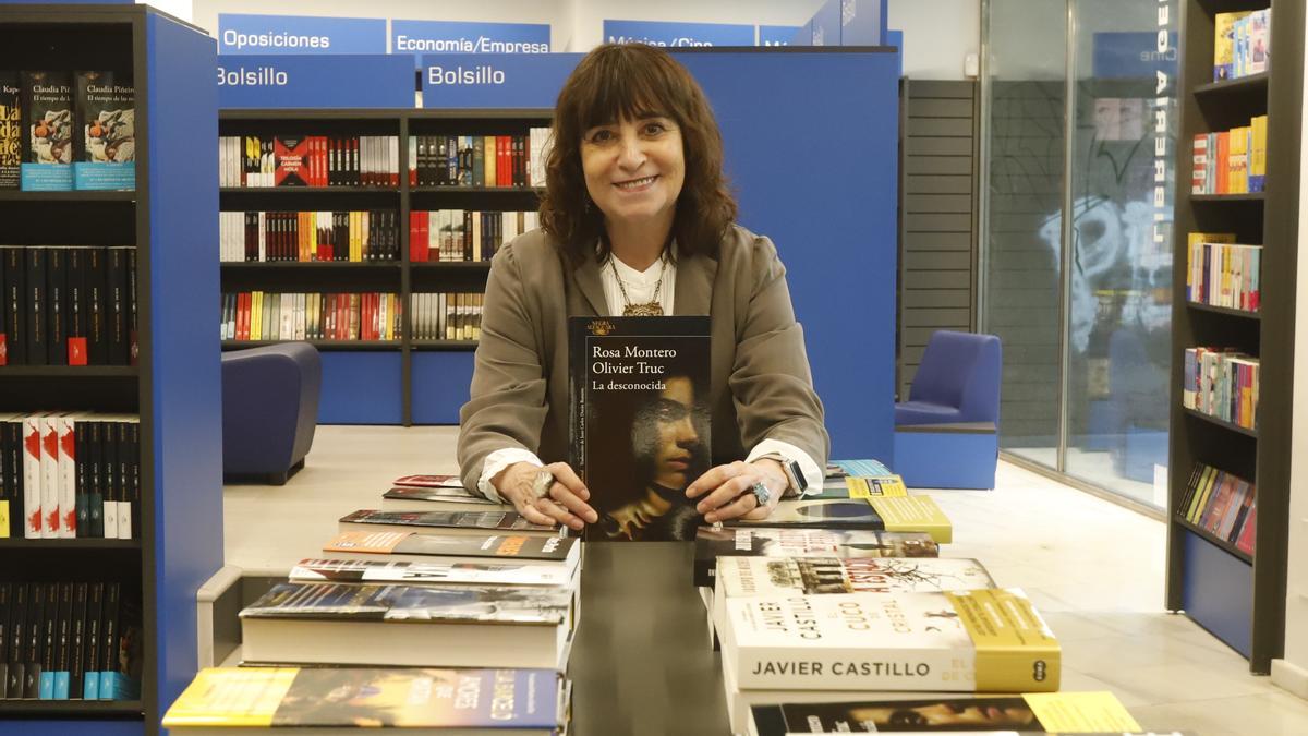 Rosa Montero ha firmado esta tarde ejemplares de su novela en la Librería General de Zaragoza