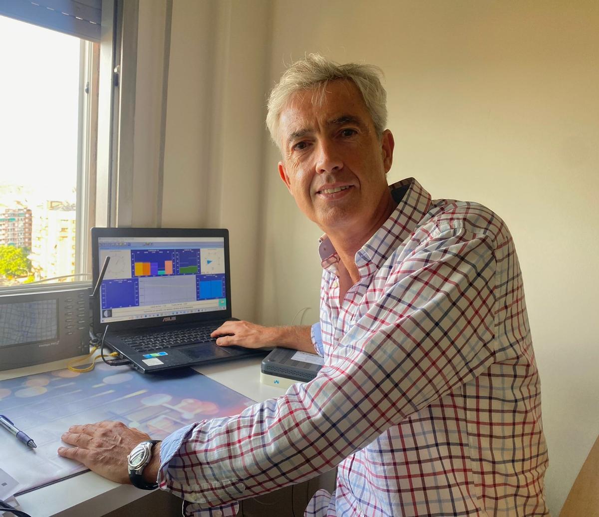 José Calvo, médico dentista y aficionado a la meteorología, preparando su pronóstico del tiempo en Logroño