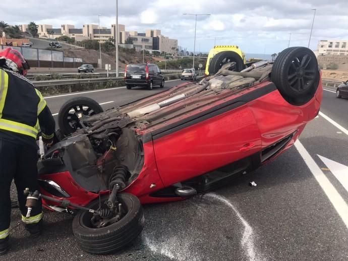 Retenciones en el Negrín por el vuelco de un coche (14/12/17)