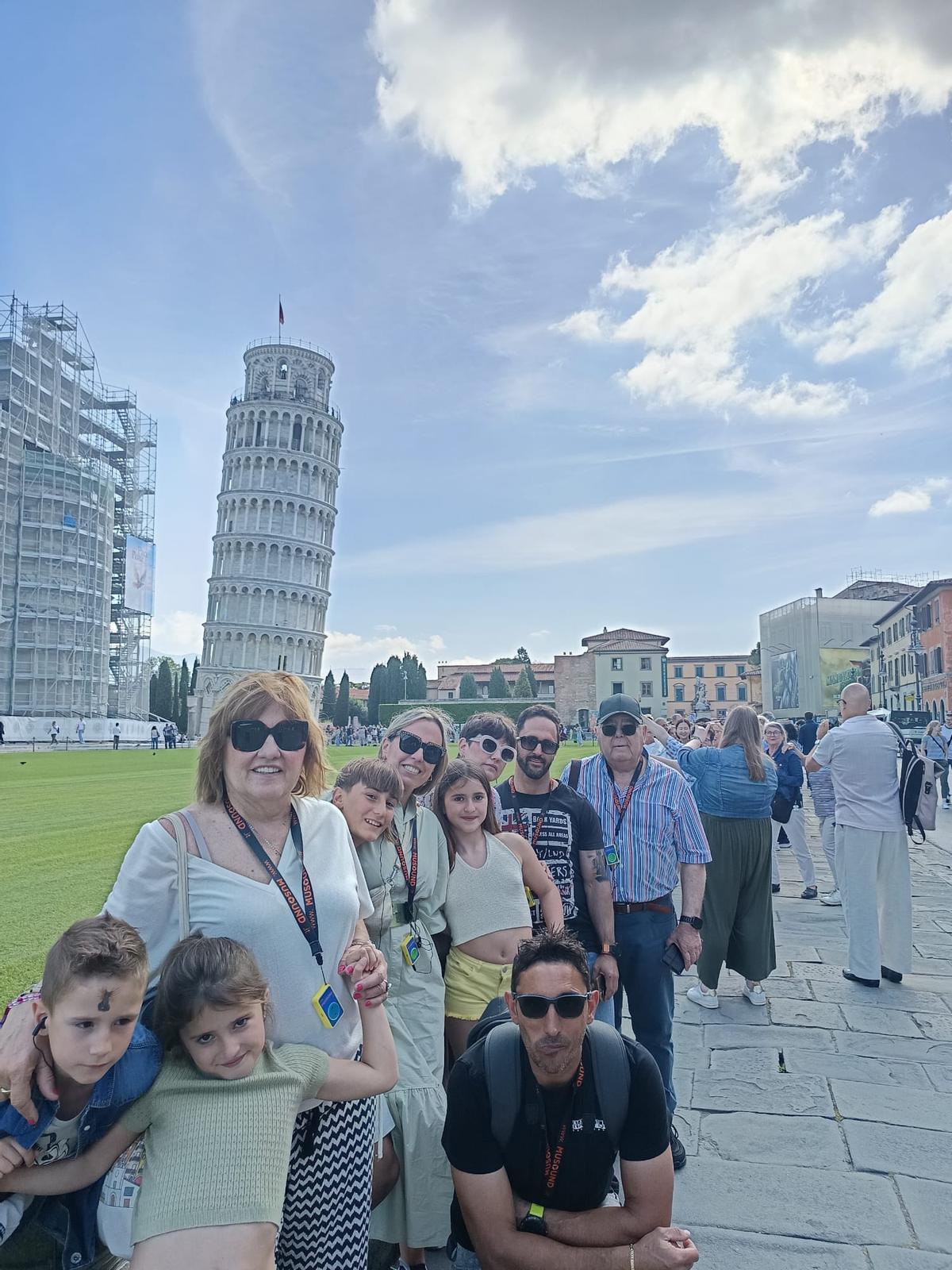 Una familia de Vila-real, en Pisa, durante la escala de su reciente crucero, que decidieron no anular, y que les ha llevado a disfrutar una semana por el Mediterráneo.