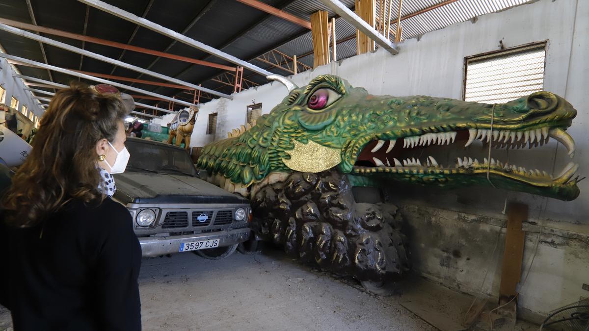 Dragón de Conte, aguardando en una nave de Sangonera a que en 2022 sí haya Entierro.