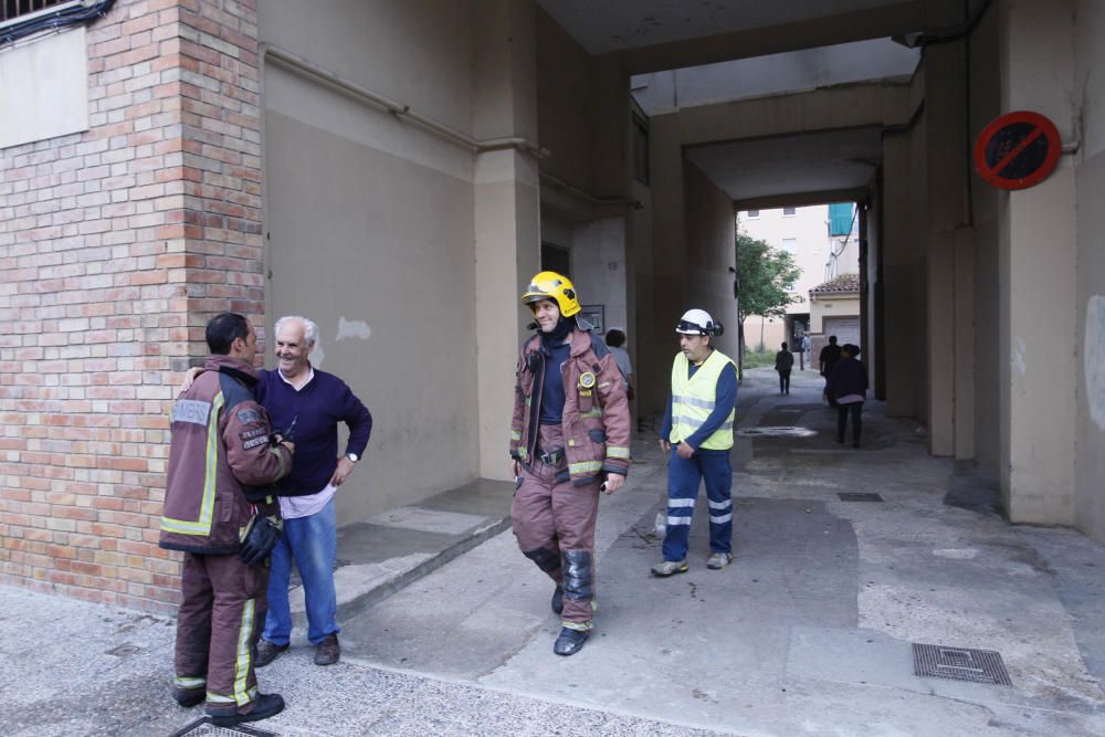 Desallotgen un bloc de pisos de Sant Narcís per un incendi
