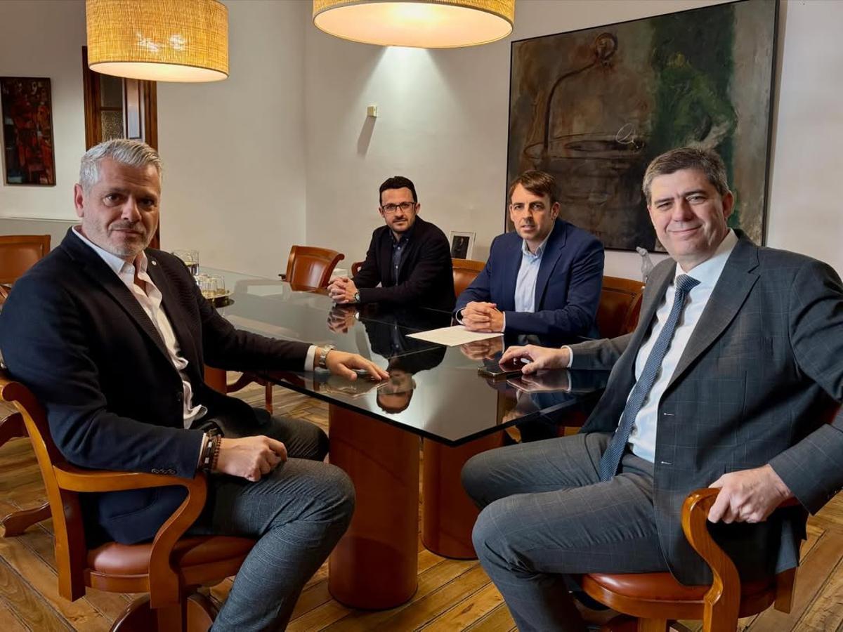 Los representantes del Govern y de la FFIB posan antes de la reunión que han mantenido