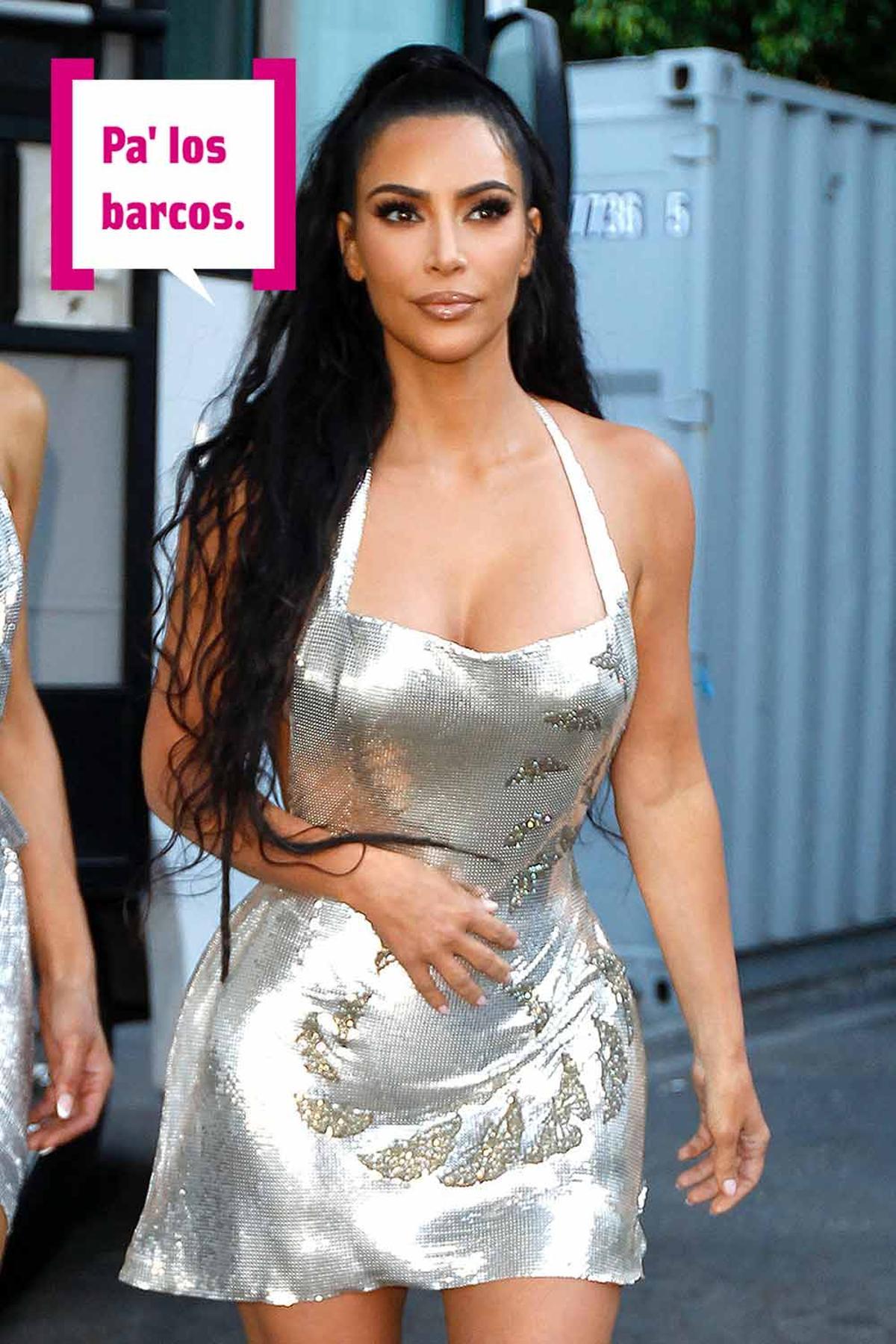 Kim Kardashian con vestido plateado