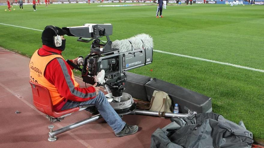 Un cámara de televisión, durante un encuentro del Real Mallorca en Son Moix.