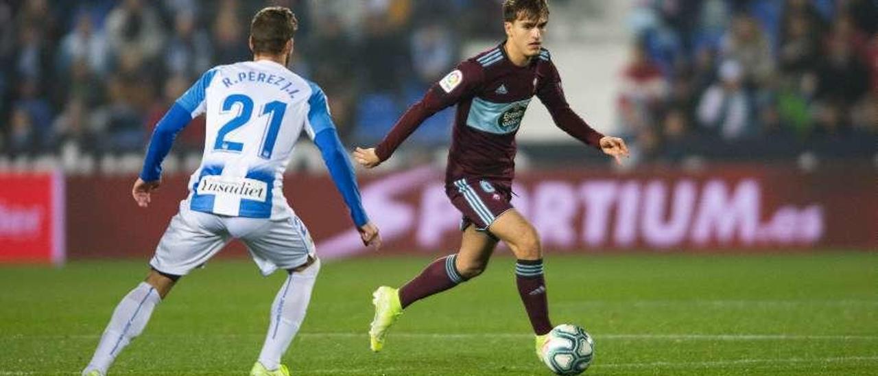 Denis Suárez conduce el balón en Butarque ante Rubén Pérez, del Leganés. // LOV