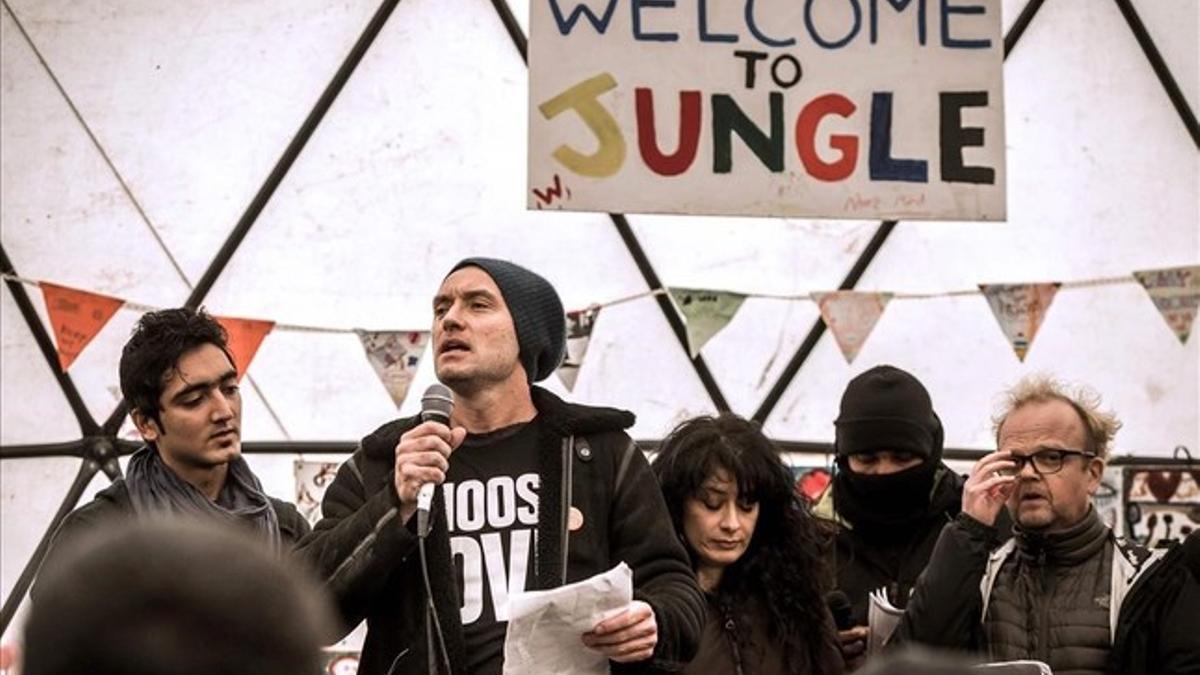 El actor británico Jude Law durante su visita a la 'Jungla' en Calais.