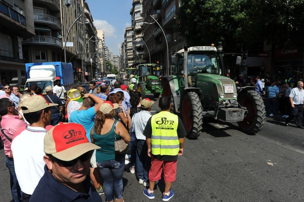 La Gran Vía de Murcia, paralizada por los agricultores