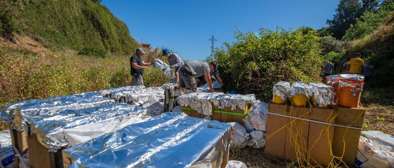 Preparativos de los fuegos de la calle El Medio