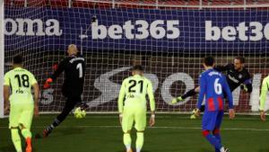 El portero del Eibar Dmitrovic lanza un penalti ante Oblak.