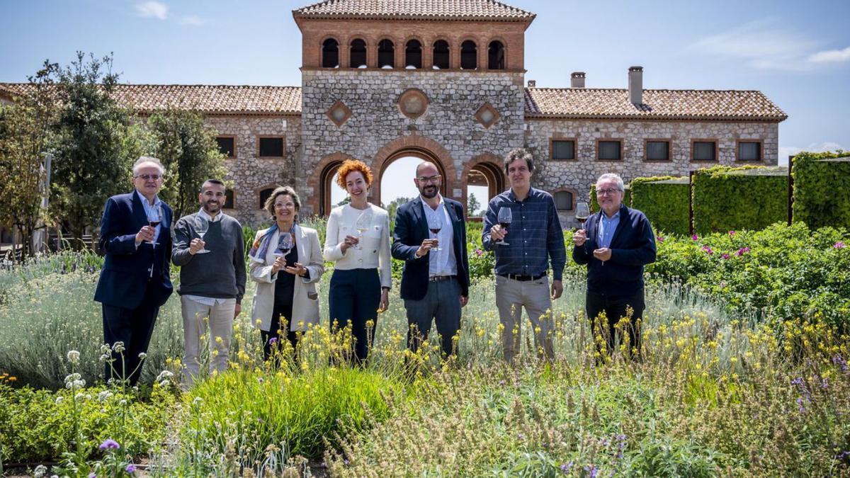 Organizadores y ponentes en el exterior de la bodega del Grupo Peralada.