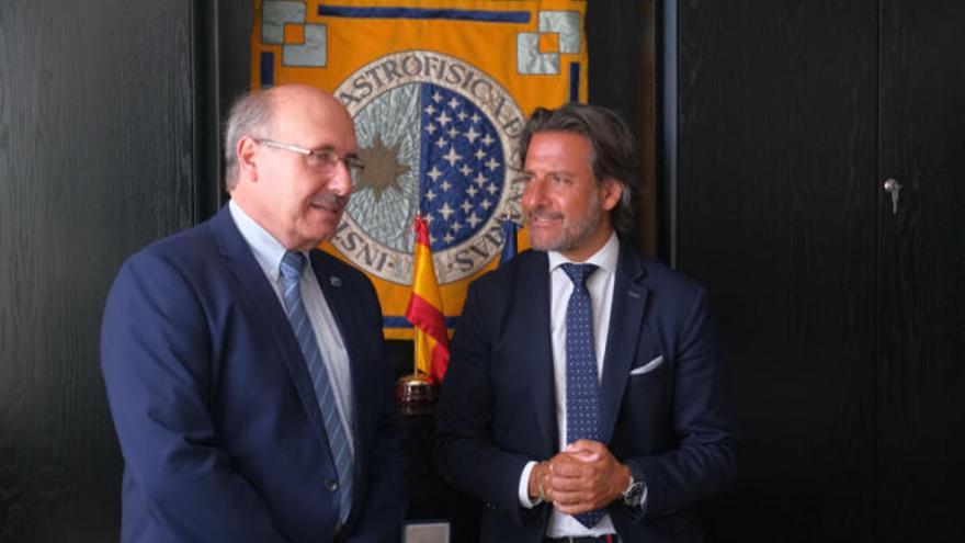 El presidente del Parlamento de Canarias, Gustavo Matos, con Rafael Rebolo, director del Instituto de Astrofísica de Canarias (IAC).