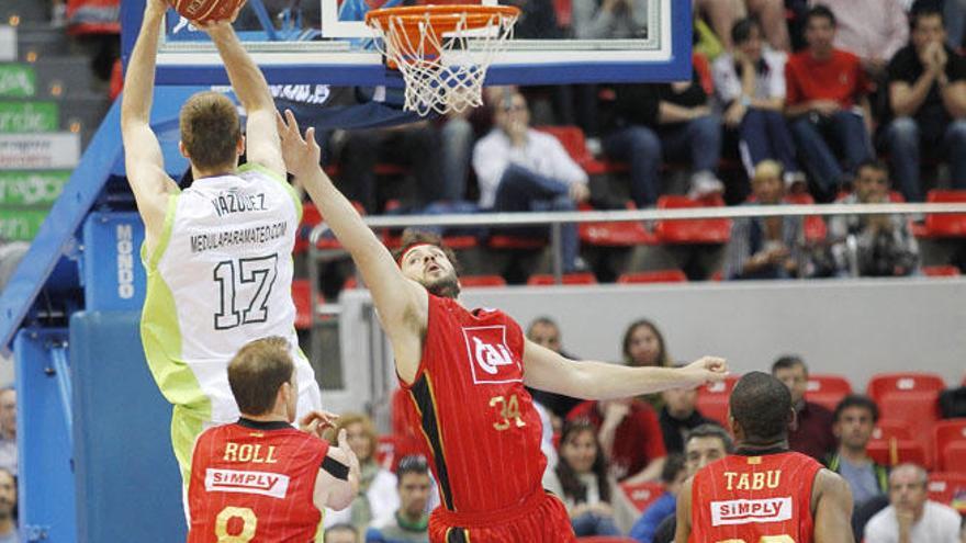 Fran Vázquez lanza ante la defensa del estadounidense Ben McCauley. El gallego fue clave con su intimidación y saber estar para el triunfo cajista en Zaragoza.