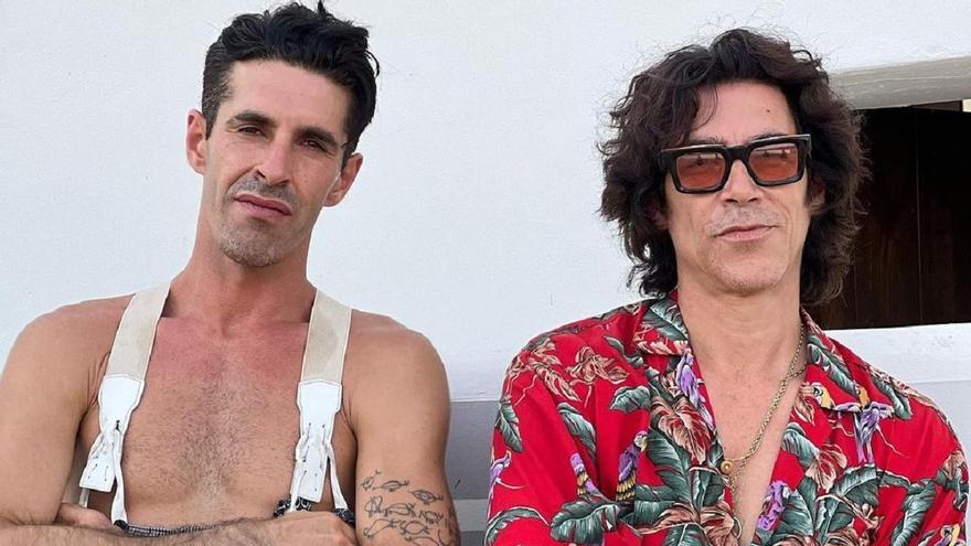 El torero Alejandro Talavante posa en su finca de Olivenza junto al actor Óscar Jaenada