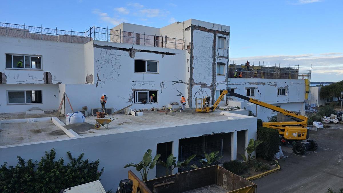 Obras en el Hotel RIU La Mola, en la playa de Migjorn de Formentera.