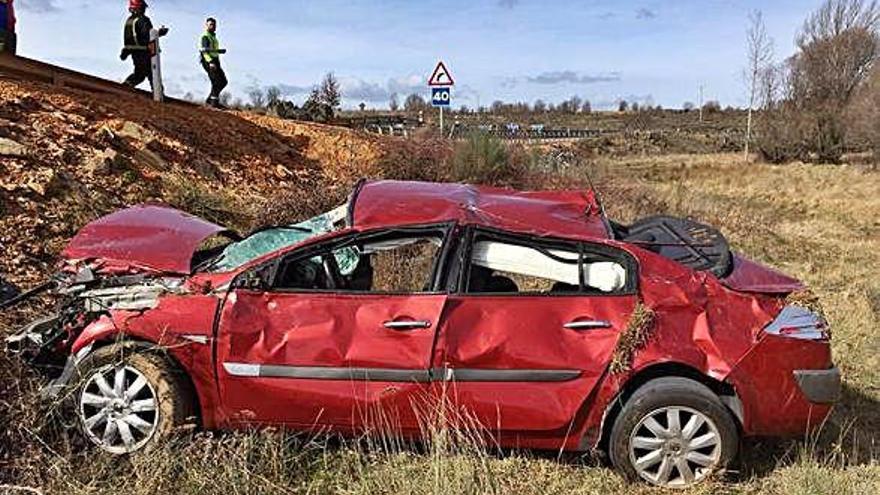 Coche accidentado ayer en la N-631.