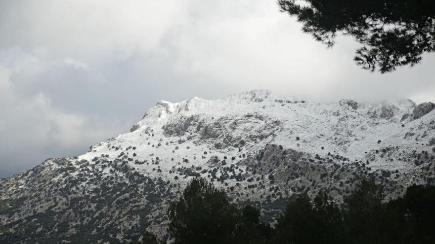 La nieve cubre las montañas de la Serra de Tramuntana