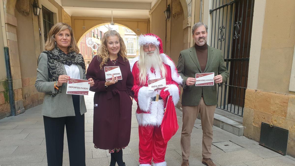 Por la izquierda, Conchita Méndez, Sandra Ablanedo, Papá Noel y Alejandro Álvarez, antes de la presentación de la prueba.