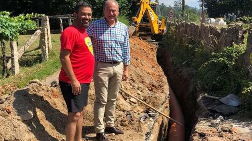 Manuel Carrera, junto al presidente de la UD Atios, José Cebreiro, en una visita a las obras. // D. P.