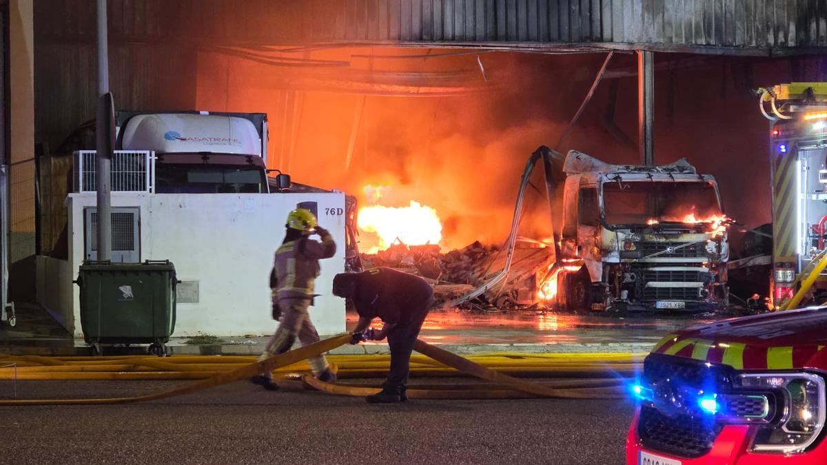 Galería de imágenes: Incendio en la Ciudad del Transporte de Castelló