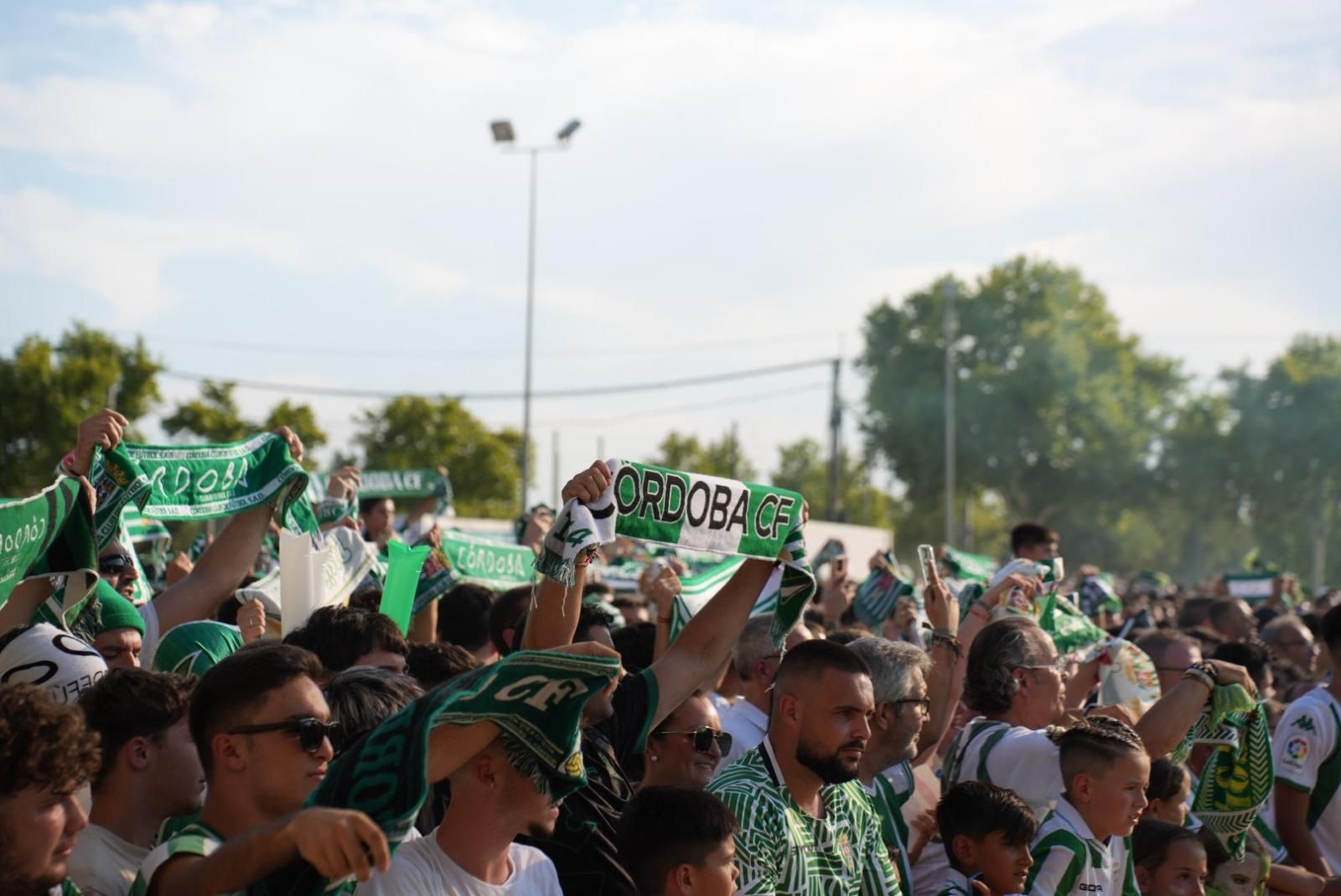 Así recibió la afición del Córdoba CF al autobús del equipo en El Arenal